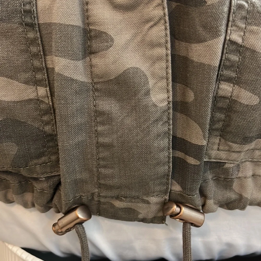 Sanctuary Camo print long sleeve button up waist length jacket with pockets M